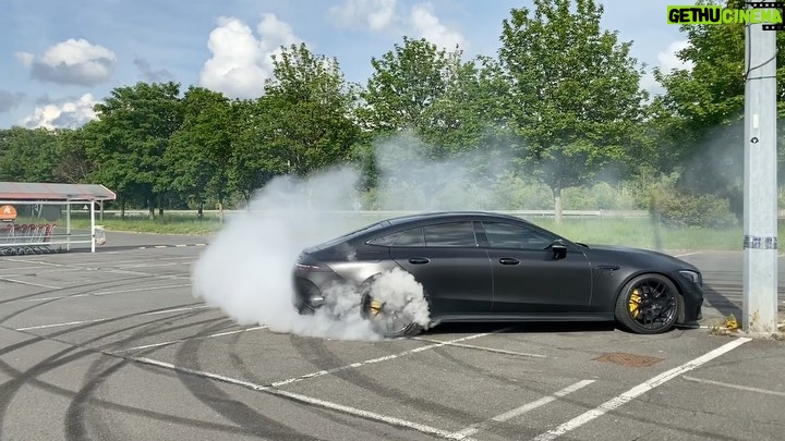 Ibrahim Tsetchoev Instagram - Quand y’a un moteur puissant il faut le laisser s’exprimer des fois pour que il s’encrasse pas. Une note 0/20 pour mon drift . D’ailleurs personne a trouvé le montons sur la foto de concours encore #amg #mercedes #amggt Marseille, France