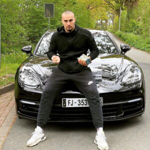 Ibrahim Tsetchoev Instagram - La famille je vous ai promis un énorme concours. Chose dite, chose faite.
Aujourd’hui je vous propose un énorme concours encore jamais fait dont le gagnant remportera la somme d’argent que je tiens dans les mains sur la photo.
-
Les règles du jeu et de participation sont les suivantes:
Être abonné à moi @ts_ibra évidemment 😁
Mettre CORE ROGE ❤️ sur cette photo et partager la fotp dans votre story en m’identifiant,
Identifier 2 amis en commentaire
Et enfin vous abonner aux sponsors suivants grâce auxquels je peux vous faire gagner autant d’argent car seul je n’aurai pas les moyens 
@findrive
@ts_isma 
@blackandwhiteburger 
@djam_ibratv 
Maintenant le plus important qui va vous permettre de gagner, c’est de deviner la somme exacte jusqu’au l’euro près, que je tiens dans les mains sur cette photo 🔥🔥
Le gagnant sera annoncé sur mon insta : @ts_ibra 
Mais quoi qu’il arrive, la personne d’entre vous qui aura rempli toutes les conditions et qui sera la plus proche de la somme que j’ai dans les mains remportera la somme de 5000€ dans quelques semaines.
Indice: j’ai entre 10 000€ et 30 000€ dans les mains 💶 
Bonne chances la famille ✊

De plus ,très prochainement vous pouvez tenter de remporter une somme de 5000€ pour chaque nouvelle ouverture de @blackandwhiteburger et 1 an  de @blackandwhiteburger gratuit , donc suivez les actualités sur IG @blackandwhiteburger 🍔