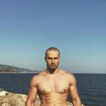 Ibrahim Tsetchoev Instagram - Sur la deuxième photo j’essaie pas faire le beau gosse, je vais juste le soleil dans les yeux 😂, sinon vous aimez bien ma nouvelle coupe? vous inquiétez pas j’avais ma dérogation sur moi 👌 Monte-Carlo, Monaco