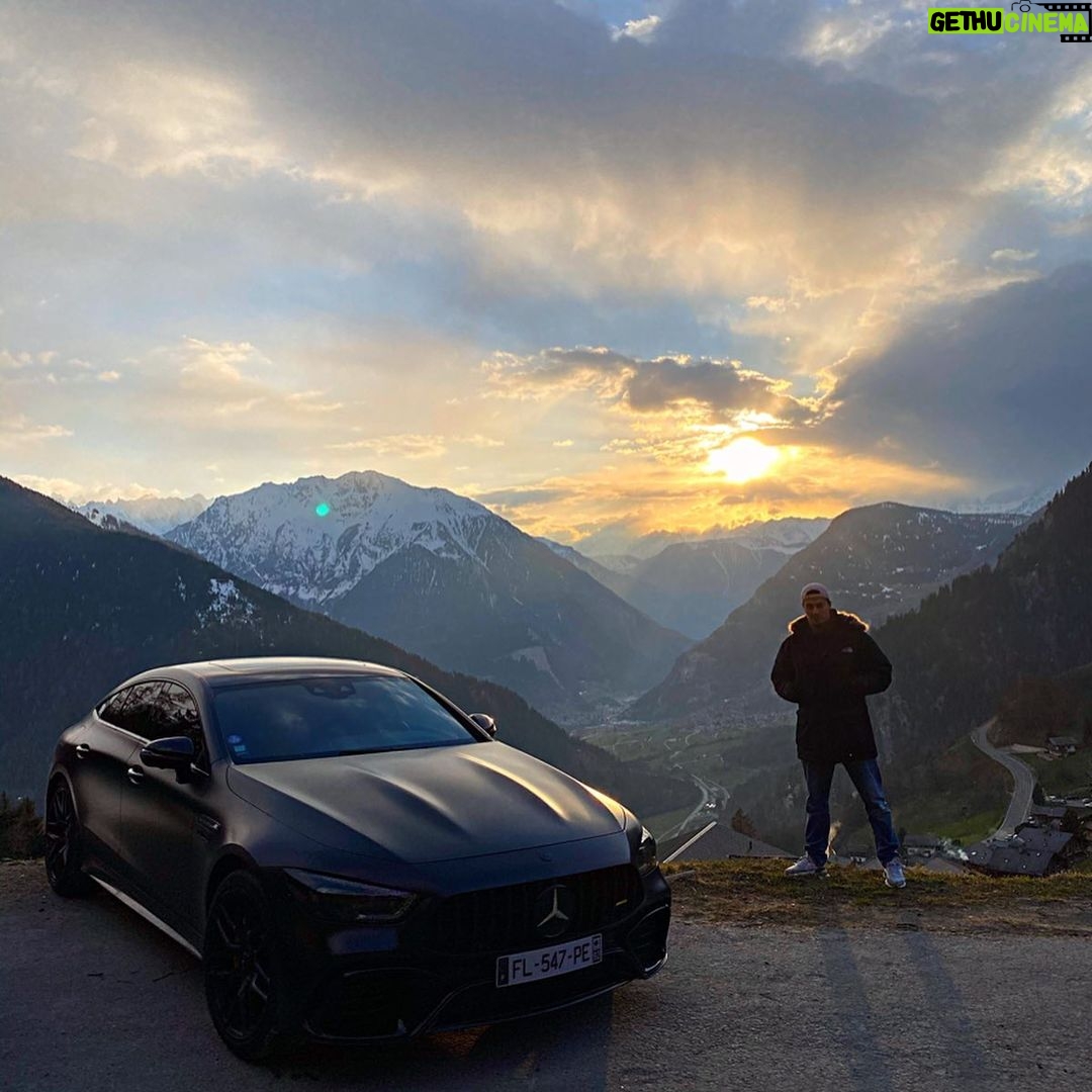 Ibrahim Tsetchoev Instagram - vous inquiétez pas j’avais ma dérogation professionnel 👍, quelle photos vous kiffer le plus? Verbier Suisse
