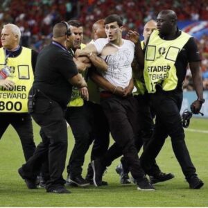 Ibrahim Tsetchoev Instagram - Final l’euro de football FRANCE-PORTUGAL 🔥
a 300k CORE ROGE ❤️ je refait la finale de cette année ✊
Vous m’avez donné beaucoup de force, pour que je réalise des dinguerie, grâce  à vous j’ai vécu des expériences inoubliables, MERCI ❤️