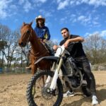 Ibrahim Tsetchoev Instagram – Moto cross vs Cowboy video dispo sur IbraPlus.
À votre avis qui a remporté cette bataille les chevaux ou bien motocross? ne trichez pas regarde pas la vidéo avant de le répondre 😄 #horse #moto #motocross Manege Gipsy Horses