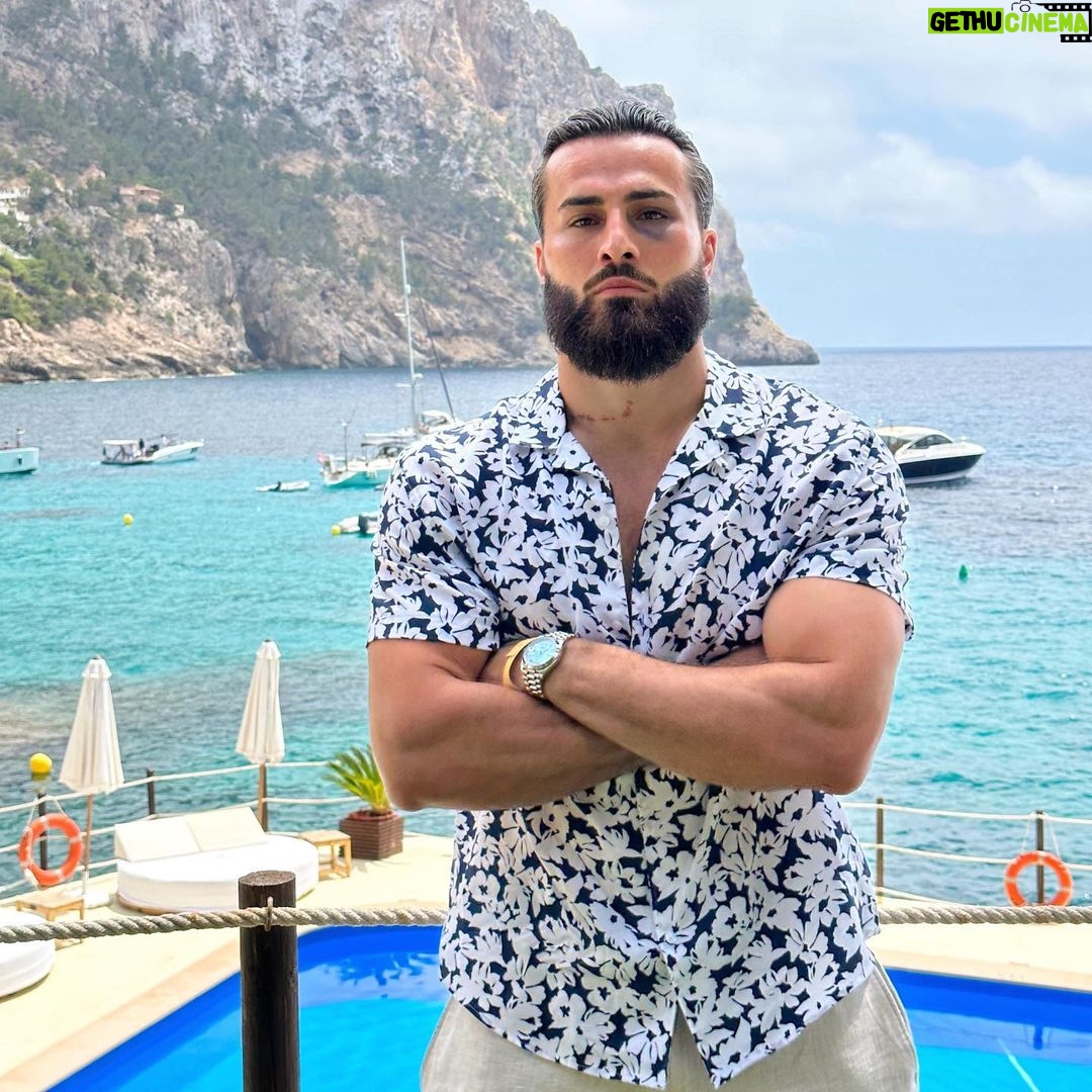 Ibrahim Tsetchoev Instagram - A votre avis, comment je me suis fait le coquard ? repense 1: une groupe de turist, bourré, m’aurais agressé 2: les raquetteur aurait essayé de me racketter 3: je me suis cogné en sautant dans la piscine 😬 4: ta une autre réponse . Palma De Mallorca, Spain