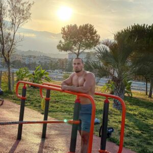 Ibrahim Tsetchoev Instagram - J’avais arrêté sport pendant 1mois acause de ma blessure a l’épaule, mais la j’ai repris depuis 1mois et voici le résultat ! vous en pensez quoi sincèrement ?