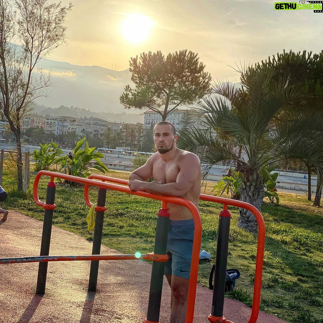 Ibrahim Tsetchoev - 106.1K Likes - J’avais arrêté sport pendant 1mois acause de ma blessure a l’épaule, mais la j’ai repris depuis 1mois et voici le résultat ! vous en pensez quoi sincèrement ?