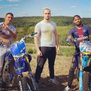 Ibrahim Tsetchoev Instagram - @acrobate94 m’apprend à lever mon croce et pas que , video disponible sur Ibraplus.
À votre avis il faudra combien de temps pour savoir lever la roue?