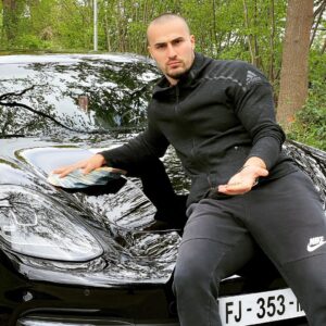 Ibrahim Tsetchoev Instagram - La famille je vous ai promis un énorme concours. Chose dite, chose faite.
Aujourd’hui je vous propose un énorme concours encore jamais fait dont le gagnant remportera la somme d’argent que je tiens dans les mains sur la photo.
-
Les règles du jeu et de participation sont les suivantes:
Être abonné à moi @ts_ibra évidemment 😁
Mettre CORE ROGE ❤️ sur cette photo et partager la fotp dans votre story en m’identifiant,
Identifier 2 amis en commentaire
Et enfin vous abonner aux sponsors suivants grâce auxquels je peux vous faire gagner autant d’argent car seul je n’aurai pas les moyens 
@findrive
@ts_isma 
@blackandwhiteburger 
@djam_ibratv 
Maintenant le plus important qui va vous permettre de gagner, c’est de deviner la somme exacte jusqu’au l’euro près, que je tiens dans les mains sur cette photo 🔥🔥
Le gagnant sera annoncé sur mon insta : @ts_ibra 
Mais quoi qu’il arrive, la personne d’entre vous qui aura rempli toutes les conditions et qui sera la plus proche de la somme que j’ai dans les mains remportera la somme de 5000€ dans quelques semaines.
Indice: j’ai entre 10 000€ et 30 000€ dans les mains 💶 
Bonne chances la famille ✊

De plus ,très prochainement vous pouvez tenter de remporter une somme de 5000€ pour chaque nouvelle ouverture de @blackandwhiteburger et 1 an  de @blackandwhiteburger gratuit , donc suivez les actualités sur IG @blackandwhiteburger 🍔