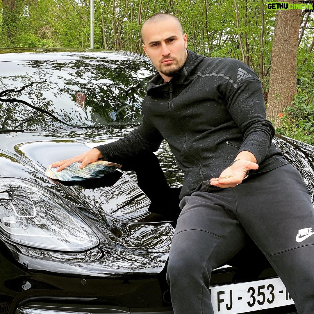 Ibrahim Tsetchoev - 152.9K Likes - La famille je vous ai promis un énorme concours. Chose dite, chose faite.
Aujourd’hui je vous propose un énorme concours encore jamais fait dont le gagnant remportera la somme d’argent que je tiens dans les mains sur la photo.
-
Les règles du jeu et de participation sont les suivantes:
Être abonné à moi @ts_ibra évidemment 😁
Mettre CORE ROGE ❤️ sur cette photo et partager la fotp dans votre story en m’identifiant,
Identifier 2 amis en commentaire
Et enfin vous abonner aux sponsors suivants grâce auxquels je peux vous faire gagner autant d’argent car seul je n’aurai pas les moyens
@findrive
@ts_isma
@blackandwhiteburger
@djam_ibratv
Maintenant le plus important qui va vous permettre de gagner, c’est de deviner la somme exacte jusqu’au l’euro près, que je tiens dans les mains sur cette photo 🔥🔥
Le gagnant sera annoncé sur mon insta : @ts_ibra
Mais quoi qu’il arrive, la personne d’entre vous qui aura rempli toutes les conditions et qui sera la plus proche de la somme que j’ai dans les mains remportera la somme de 5000€ dans quelques semaines.
Indice: j’ai entre 10 000€ et 30 000€ dans les mains 💶
Bonne chances la famille ✊
De plus ,très prochainement vous pouvez tenter de remporter une somme de 5000€ pour chaque nouvelle ouverture de @blackandwhiteburger et 1 an de @blackandwhiteburger gratuit , donc suivez les actualités sur IG @blackandwhiteburger 🍔