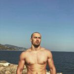 Ibrahim Tsetchoev Instagram - Sur la deuxième photo j’essaie pas faire le beau gosse, je vais juste le soleil dans les yeux 😂, sinon vous aimez bien ma nouvelle coupe? vous inquiétez pas j’avais ma dérogation sur moi 👌 Monte-Carlo, Monaco