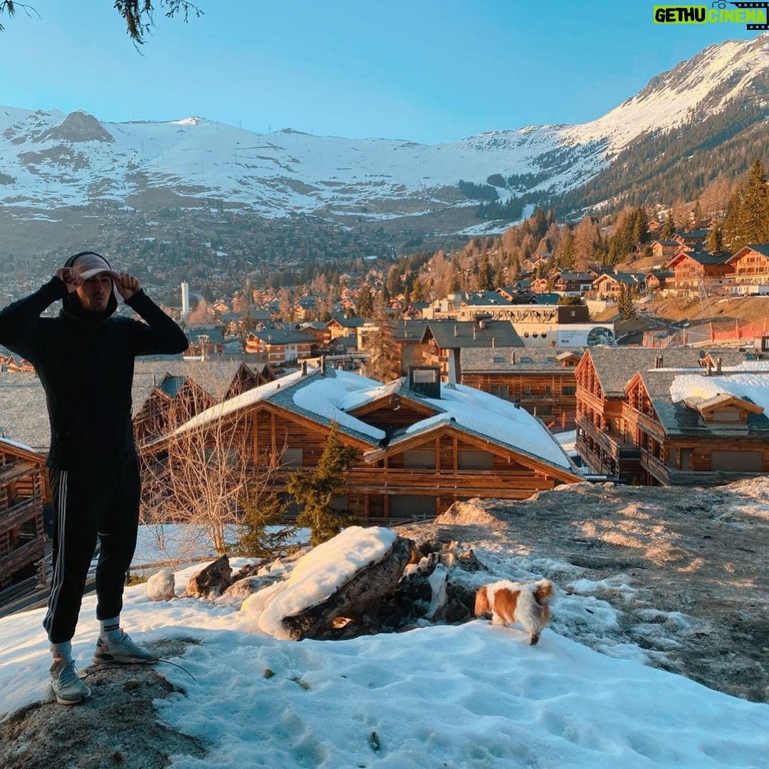 Ibrahim Tsetchoev Instagram - vous inquiétez pas j’avais ma dérogation professionnel 👍, quelle photos vous kiffer le plus? Verbier Suisse