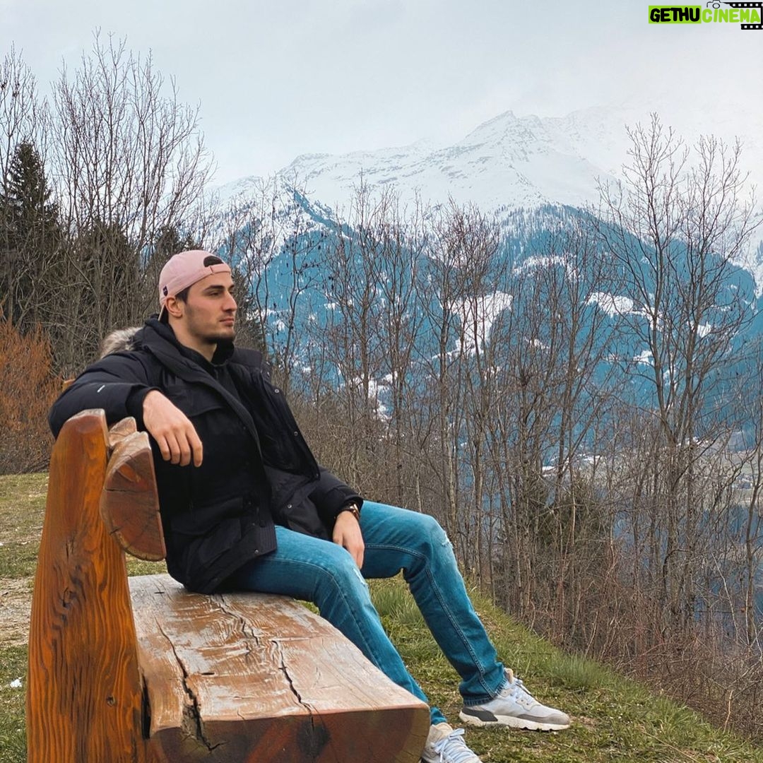 Ibrahim Tsetchoev Instagram - vous inquiétez pas j’avais ma dérogation professionnel 👍, quelle photos vous kiffer le plus? Verbier Suisse