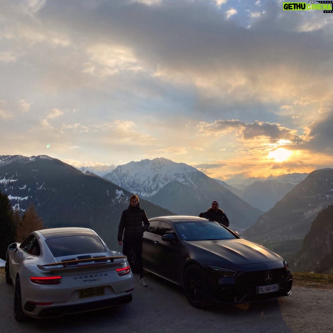 Ibrahim Tsetchoev Instagram - vous inquiétez pas j’avais ma dérogation professionnel 👍, quelle photos vous kiffer le plus? Verbier Suisse