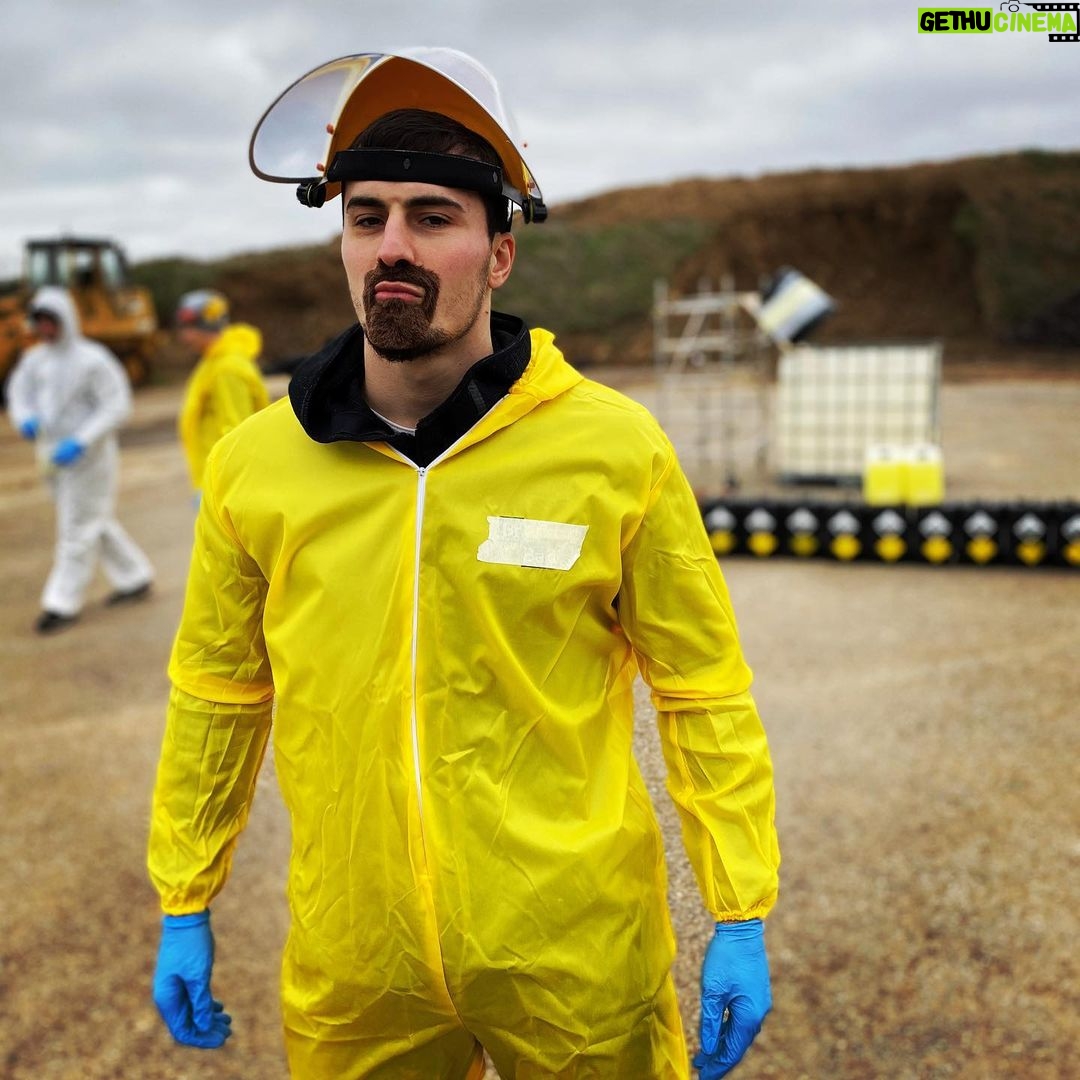 Ibrahim Tsetchoev Instagram - Bientôt une une video de taille avec mon équipe de chimistes 👨🔬, a votre avis on va faire quoi comme video ? ;) 91 Essone