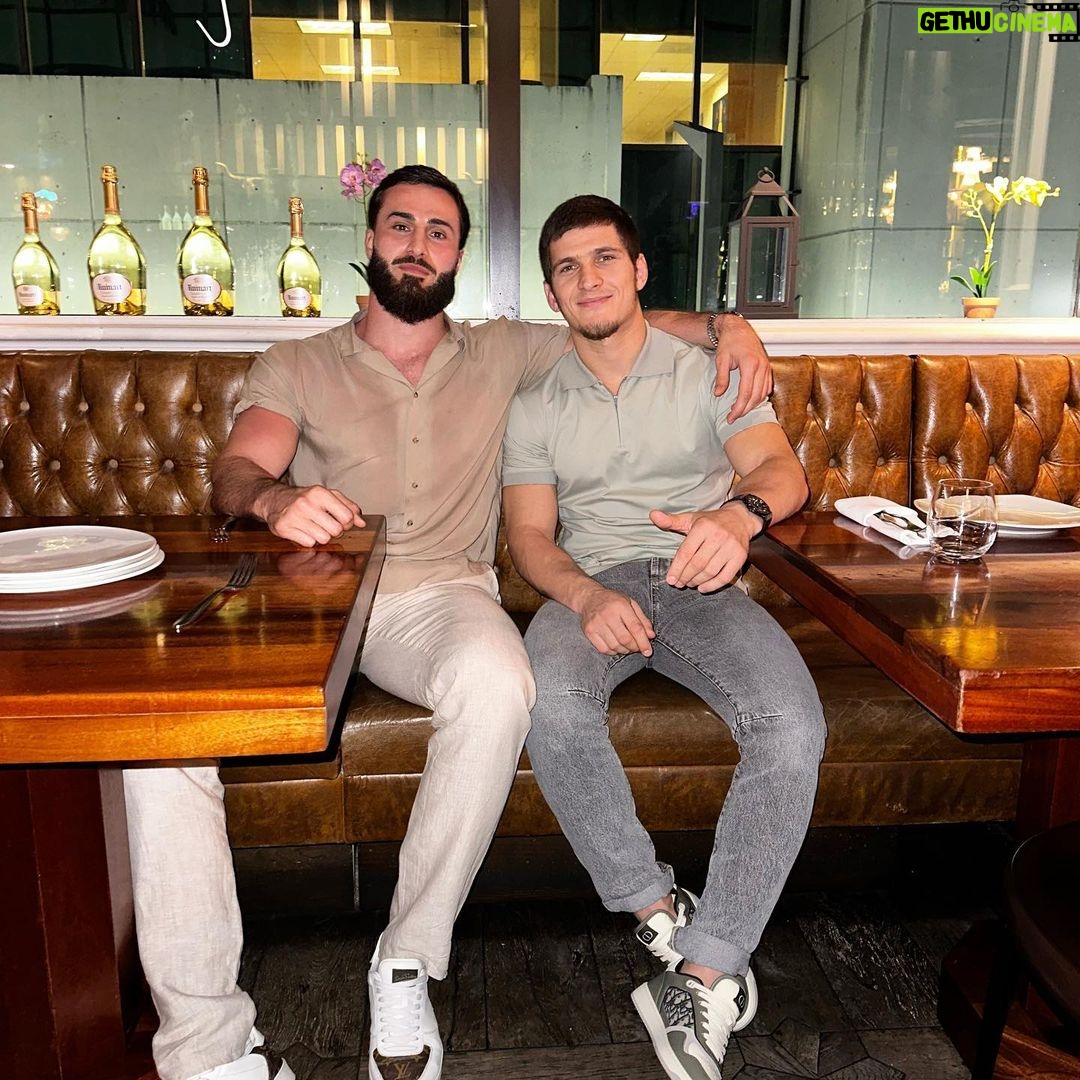 Ibrahim Tsetchoev Instagram - On était ensemble dans la même classe au CM2 , et on se retrouve presque 20 ans après à miami 🔥, en plus de ça, il est devenu l’un de meilleur combattant au monde ✊ Nusr-Et Steakhouse Miami