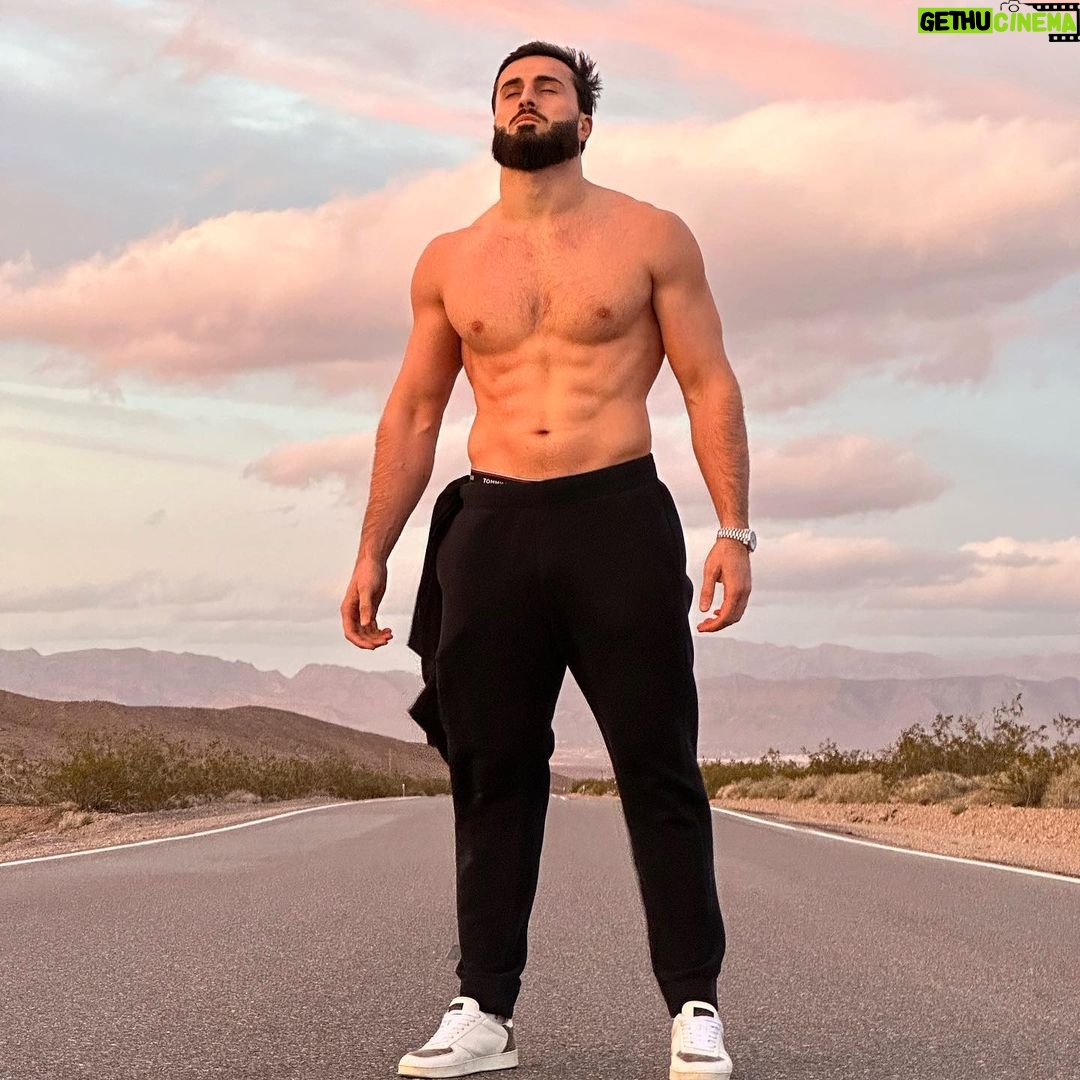 Ibrahim Tsetchoev Instagram - Il y avait un vent doux et chaleureux, c’est pour ça, j’ai fermé les yeux pour en profiter ce court instants de bonheur 😆 California, United States.
