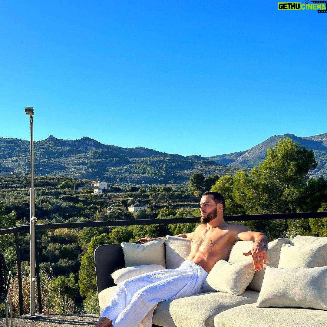 Ibrahim Tsetchoev Instagram - Faut rester stoïque dans toutes les situations. Ni très heureux, à point, être euphorique, ni très triste a point, être désespéré. Vous en pensez quoi ? Alicante, España