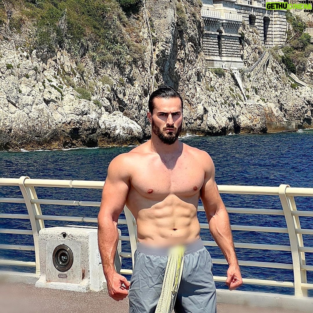 Ibrahim Tsetchoev Instagram - je n’arrive pas à sourire désolé 😬. Mon coach @sofiane_derdega m’a permis faire un peu de muscu cet été, sinon de base je ne suis pas dans le fitness , ce que me donne les frissons c’est MMA 😍, donc reprise de MMA a la rentrée 👊 Monaco