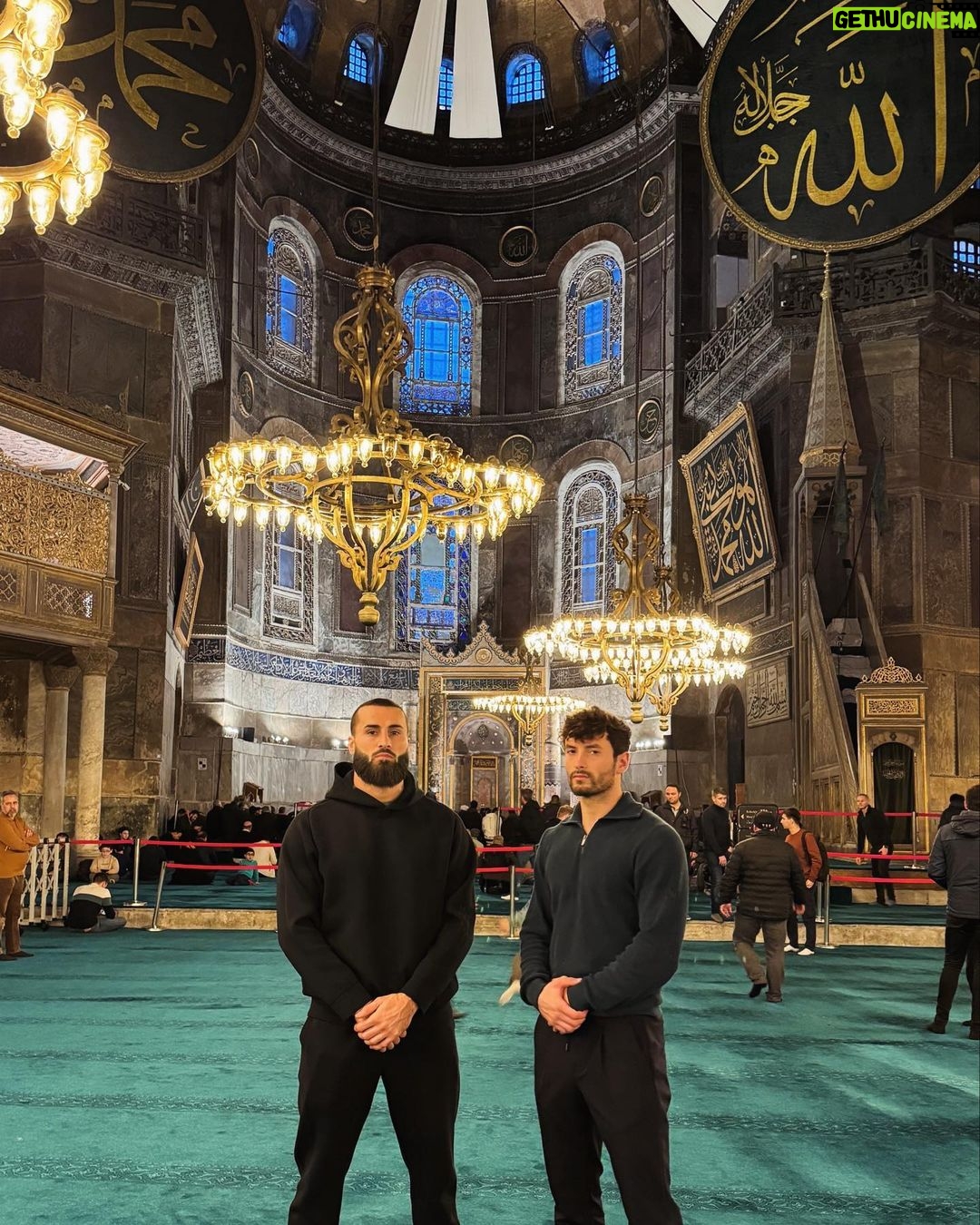 Ibrahim Tsetchoev Instagram - Beaucoup de choses intéressant à visiter à Istanbul, l’un de ma ville préférée. Ce qui est important, c’est le fond et pas la forme , mais ça m’empêche pas d’apprécier la forme Blue Mosque and St Sophia. The lap of history, crossroad of mankind