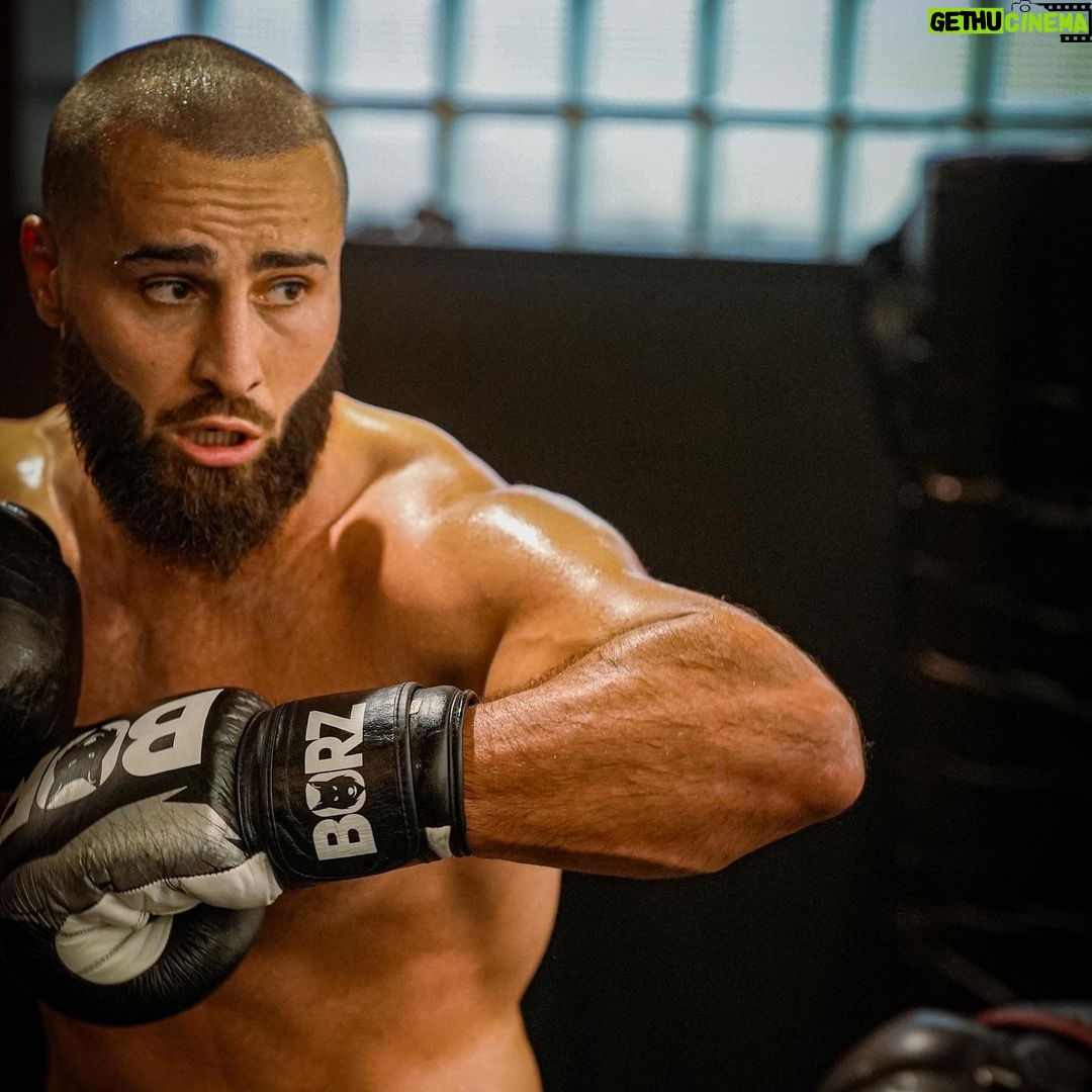 Ibrahim Tsetchoev Instagram - Normalement mon combat est prévu pour février chez @hexagonemmafr , donc je me prépare a fond, à votre avis quelle est mon niveau actuel sur une échelle de 0-10 😬 merci pour studio @manudailycoaching 📸 @djo_rea Paris, France