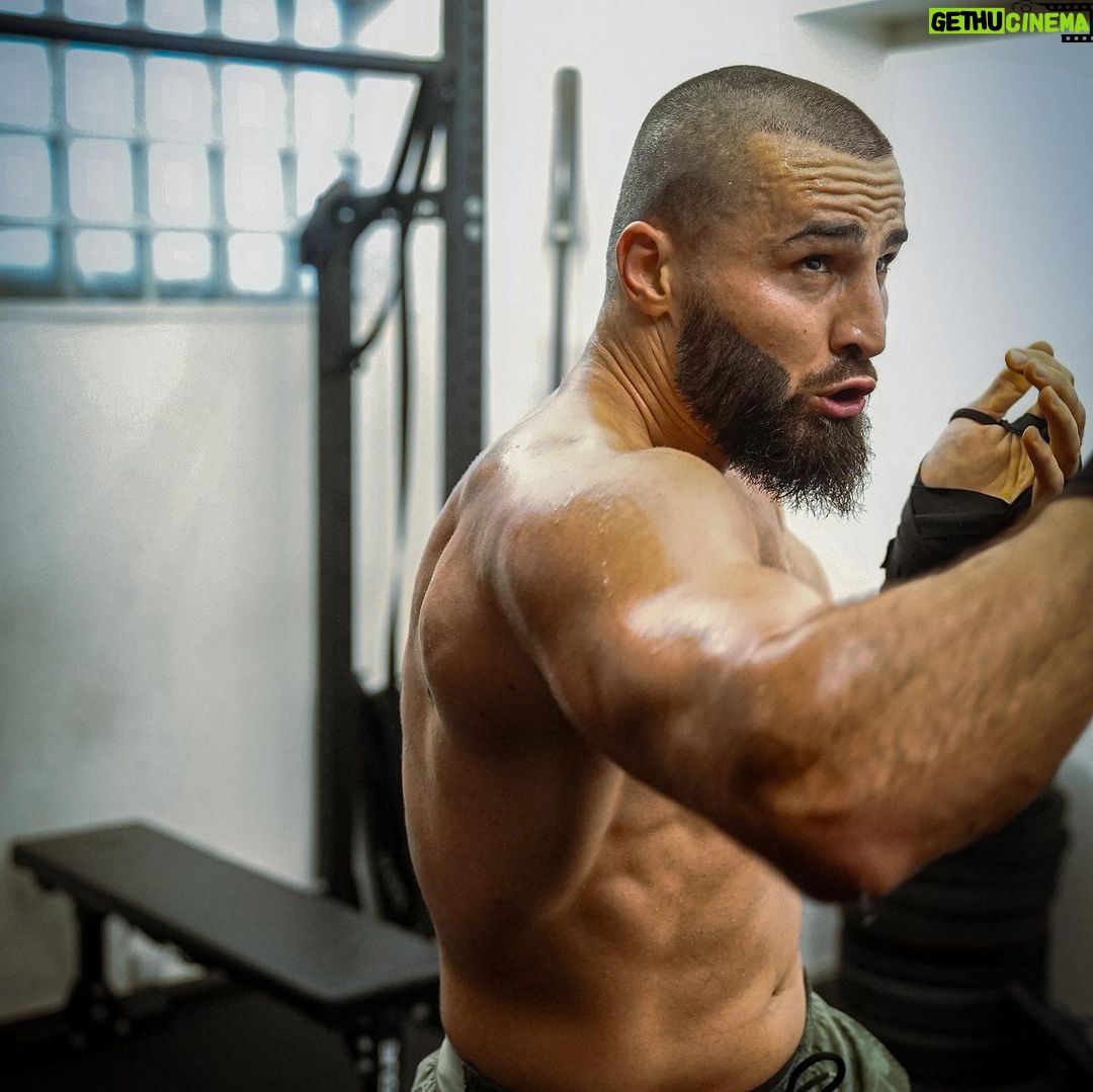 Ibrahim Tsetchoev Instagram - Normalement mon combat est prévu pour février chez @hexagonemmafr , donc je me prépare a fond, à votre avis quelle est mon niveau actuel sur une échelle de 0-10 😬 merci pour studio @manudailycoaching 📸 @djo_rea Paris, France