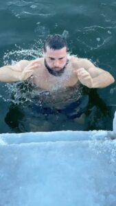 Ibrahim Tsetchoev Instagram - Un an de douches froides et aujourd’hui, je franchis un cap avec une expérience glaciale à -18°C. Le frisson intense m’a déjà conquis! qui est capable ? quelle est la température minimale que ta déjà franchi ? Tallinn, Estonia