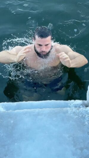Ibrahim Tsetchoev Instagram - Un an de douches froides et aujourd’hui, je franchis un cap avec une expérience glaciale à -18°C. Le frisson intense m’a déjà conquis! 
qui est capable ? quelle est la température minimale que ta déjà franchi ?