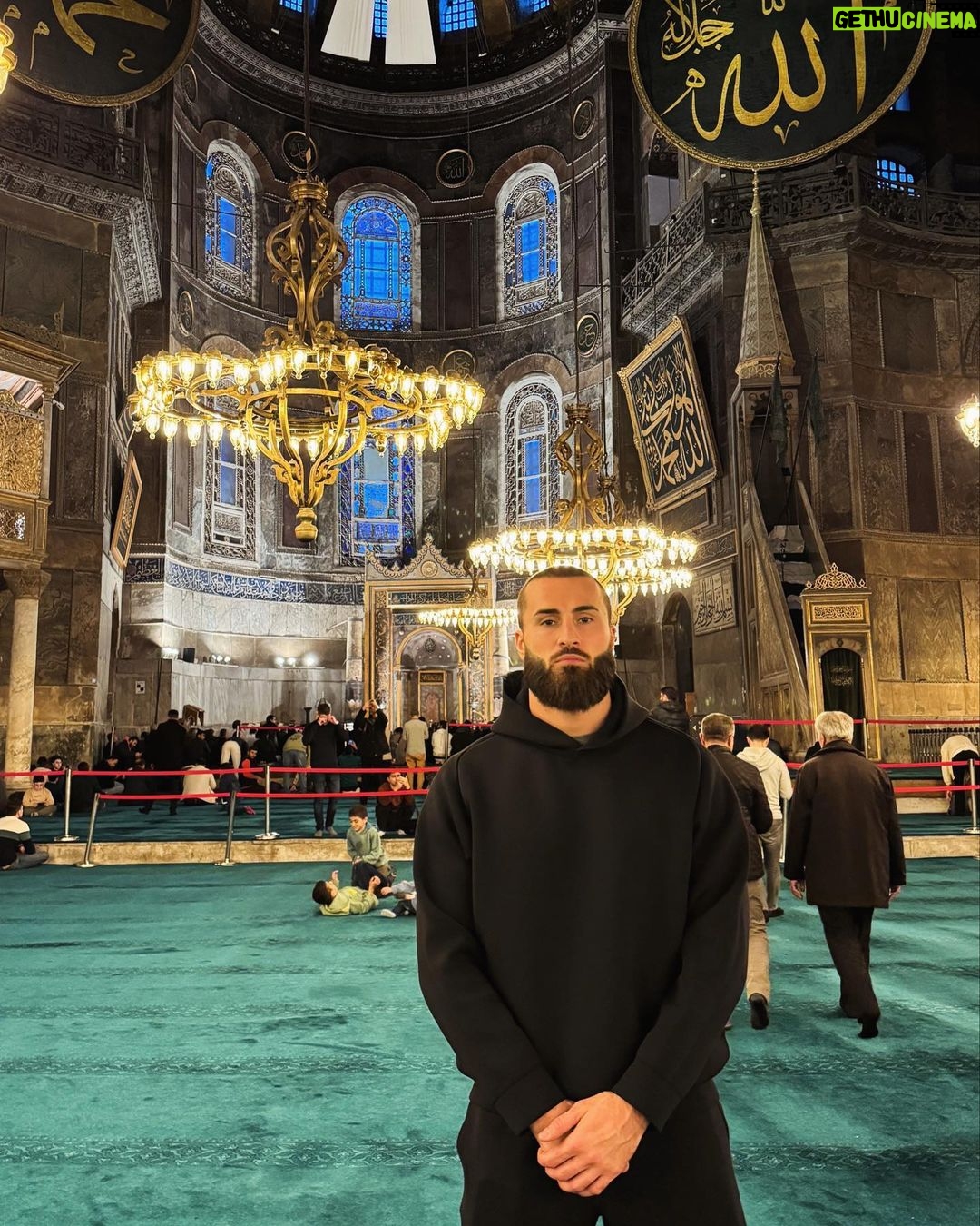 Ibrahim Tsetchoev Instagram - Beaucoup de choses intéressant à visiter à Istanbul, l’un de ma ville préférée. Ce qui est important, c’est le fond et pas la forme , mais ça m’empêche pas d’apprécier la forme Blue Mosque and St Sophia. The lap of history, crossroad of mankind