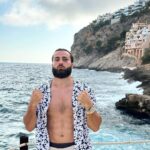 Ibrahim Tsetchoev Instagram - A votre avis, comment je me suis fait le coquard ? repense 1: une groupe de turist, bourré, m’aurais agressé 2: les raquetteur aurait essayé de me racketter 3: je me suis cogné en sautant dans la piscine 😬 4: ta une autre réponse . Palma De Mallorca, Spain