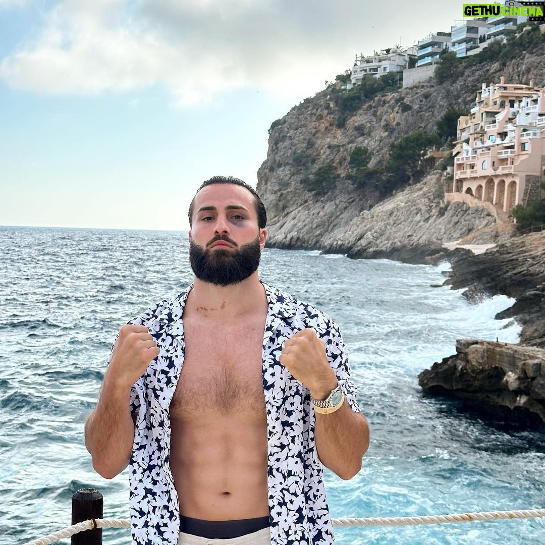 Ibrahim Tsetchoev Instagram - A votre avis, comment je me suis fait le coquard ? repense 1: une groupe de turist, bourré, m’aurais agressé 2: les raquetteur aurait essayé de me racketter 3: je me suis cogné en sautant dans la piscine 😬 4: ta une autre réponse . Palma De Mallorca, Spain