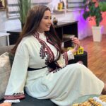 Ibtissam Laaroussi Instagram - كيف جاتني لبيسة ديال العيد 🎁 @najia_benjelloun_hautecouture