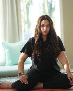 Ibtissam Laaroussi Instagram - No makeup no filter💄 mode yoga 🧘‍♀️ 🧘‍♂️ شكون حسن طبيعية ولا بماكياج 🤭؟؟؟؟ #ramadan#yoga#beauty#santorini #dubai#maroc#actrice #serie#netflixmovies