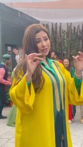 Ibtissam Laaroussi Instagram - بغيت نشطح على كيتو 🤭 الهيت سيتكوم ديرو النية طاقم العمل رائع @nokrykhalid_officiel @safaebaraka @hanane.rida @salmarachid.official ❤️💕 @zakaria_ridaa @hassnaamoumni @narjiss.el_hallak @yassarlemghar @jamilaelhaouni @foulaneelmehdi @mehditkito_ @simogamaofficiel @zahira_sadik12 @meryemmarmouch1 @issam.chaouqi @khadijabayadi