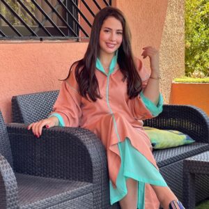Ibtissam Laaroussi Instagram - عيد مبارك سعيد 🌹واش غادي توحشو شخصية حنان كاينة ظروف ؟ Djellaba @couturebysika