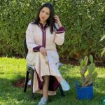 Ibtissam Laaroussi Instagram - لمهم جمعة مباركة حيث انا كنفيق معطلة 🫣🫣🫣 Très belle djellaba de chez @maisonnelya ثوب كرييب زمردة