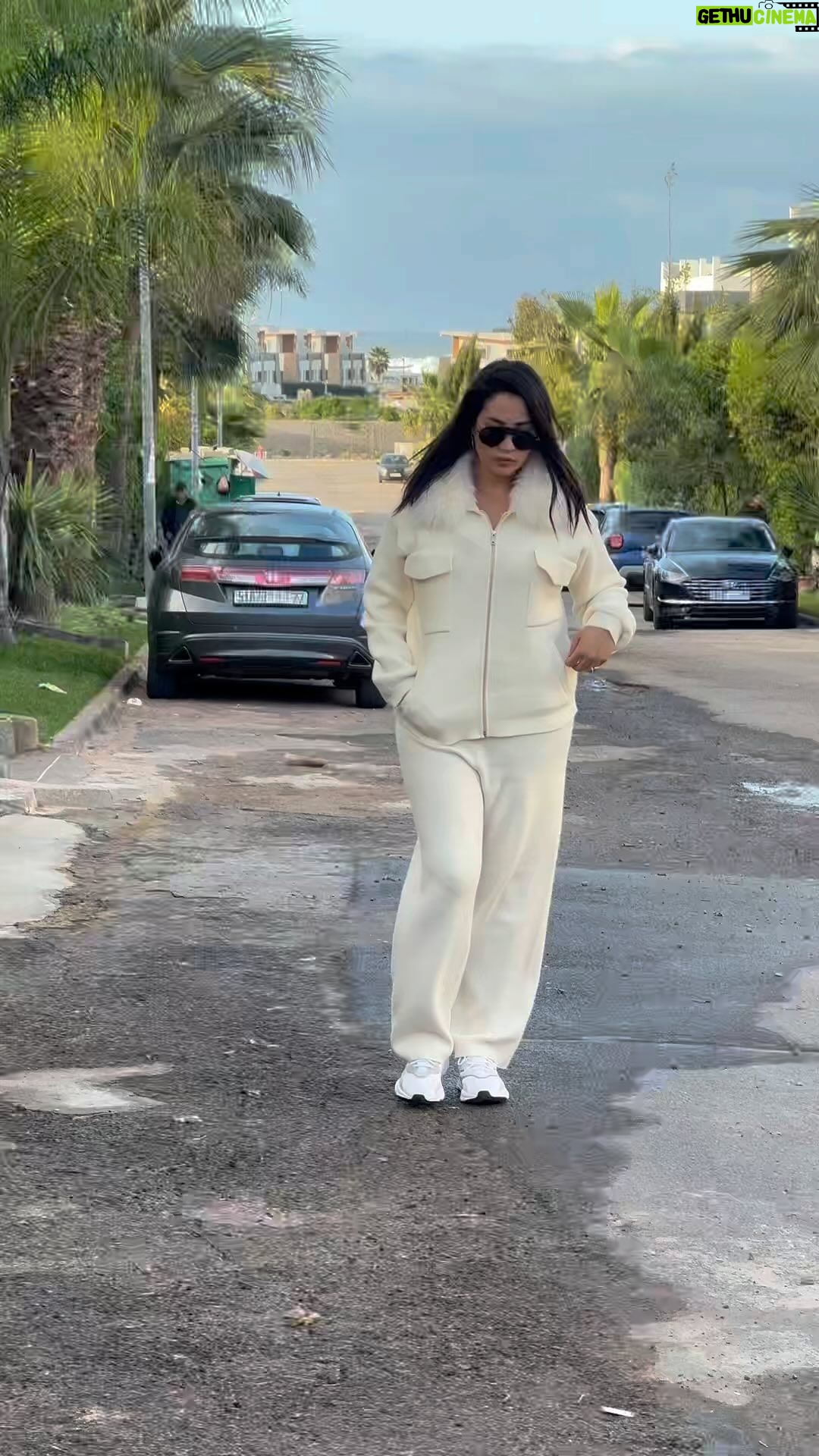 Ibtissam Laaroussi Instagram - Impossible est un mot que je ne dis jamais ❤️🎵🎵🤩بزاف الحب لكم لي كيبغيني ولي حتى مكيبغينيش 😉 Total look @carlaboutiquemaroc