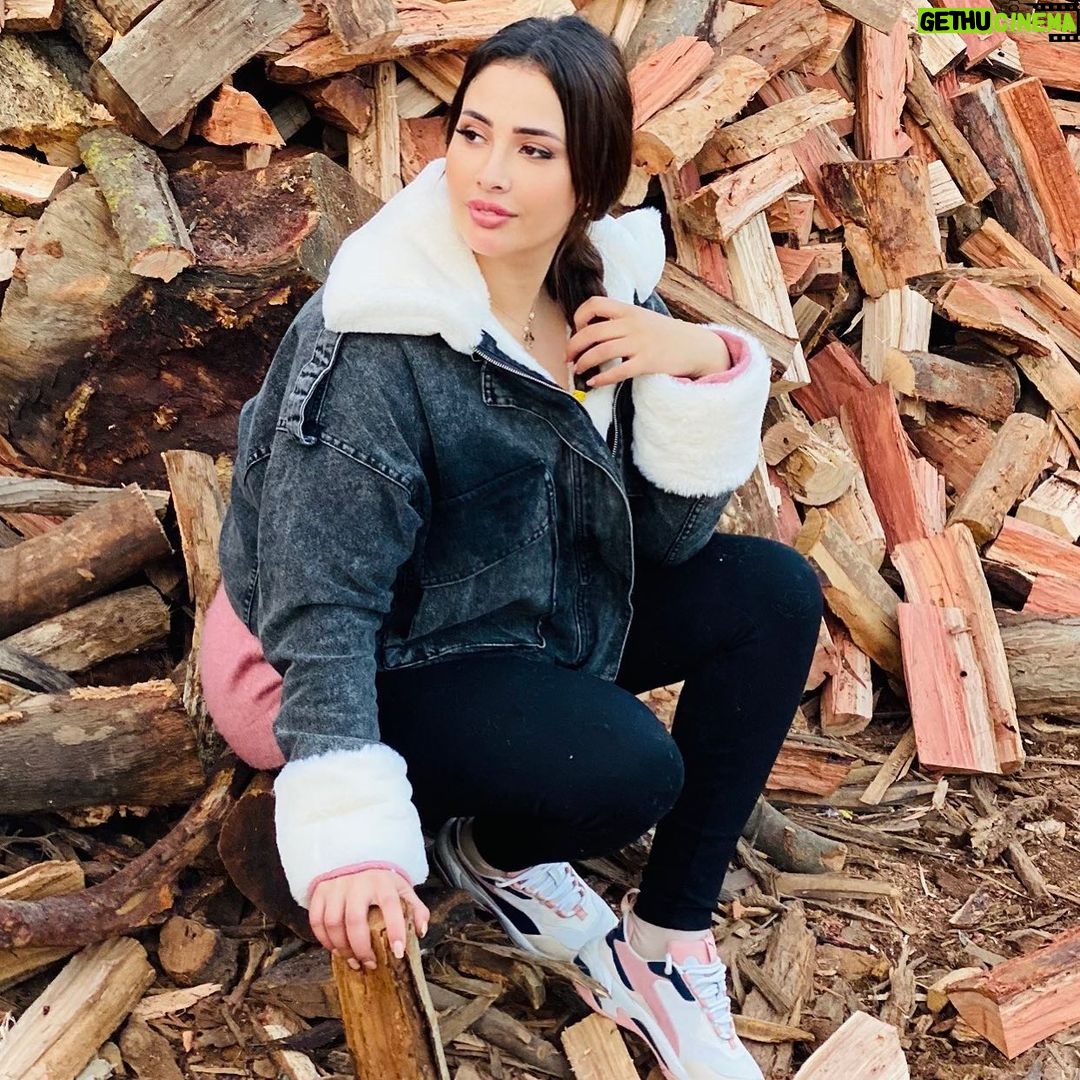 Ibtissam Laaroussi Instagram - كنموت على الشتا على الخشب وشوميني و ريحة التراب صوت الماء وشي فلم زوين يالاه كملو معايا