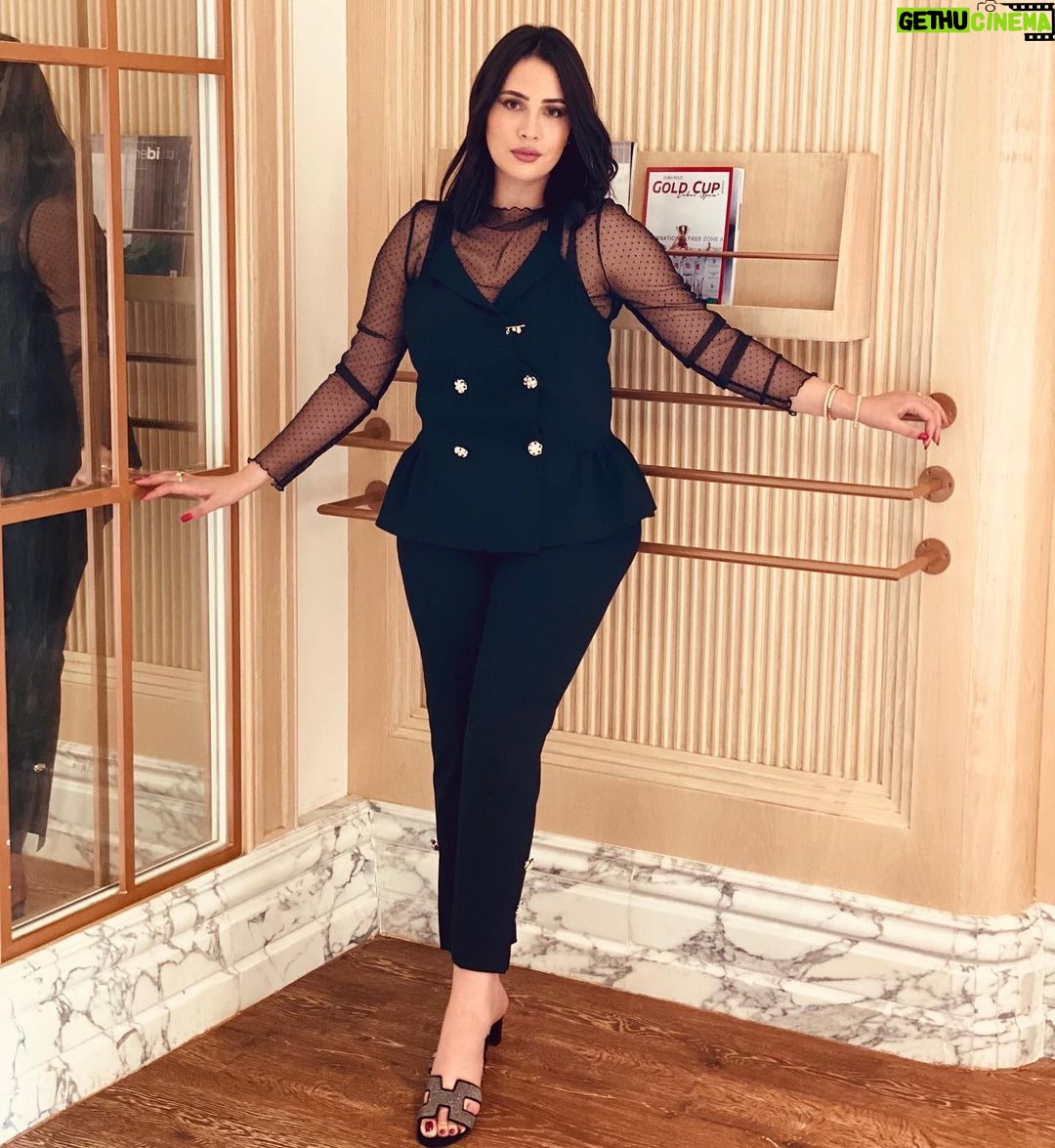 Ibtissam Laaroussi Instagram - Le noir est le refuge de la couleur 🖤🖤