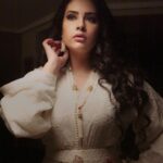Ibtissam Laaroussi Instagram – عشاق اللون الابيض بحالي فينكم 🤍🤍🤍 caftan by @couturebysika 
Photo prise by the best @adil__dop