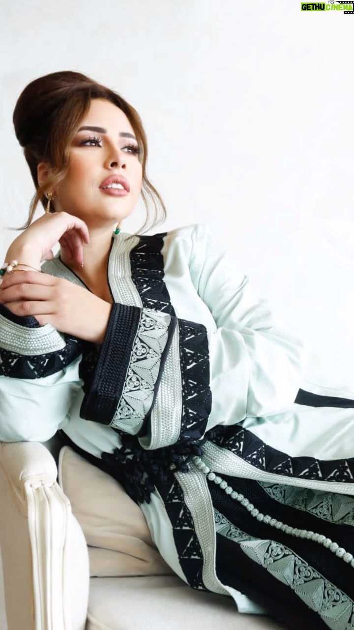 Ibtissam Laaroussi Instagram - فجأة يفتح الباب وتأتي أشياء جميلة ♥️♥️♥️
