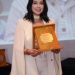 Ibtissam Laaroussi Instagram - شكرا مجلة سلطانة @soltanaofficial_ جد سعيدة بهذا التتويج الذي اهديه لفريق عمل زنقة السعادة.❤️❤️🙏🙏 @disconnected_prod @safaebaraka @hanane.rida