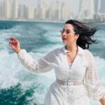 Ibtissam Laaroussi Instagram - La mer est un espace de liberté 💙🦋⛴🧜‍♀️ Photo 1 ou bien 2 Robe by @boutique24marrakech