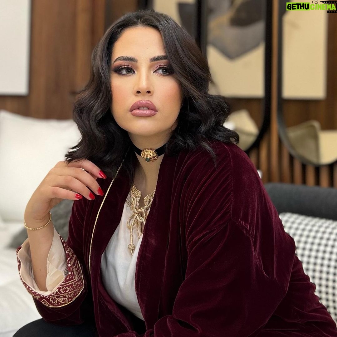 Ibtissam Laaroussi Instagram - سلام لمن لا يتغيرون ❤️ الناس ديال. بصح بانو في كمونطير @hasnaafriki maquillage @hautecouturebyatika