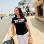Ibtissam Laaroussi Instagram - لي سولني انا غير في الدار تصويرة قديمة شعارنا واحد الحرارة تجمعنا⭐️⭐️☀️🌞