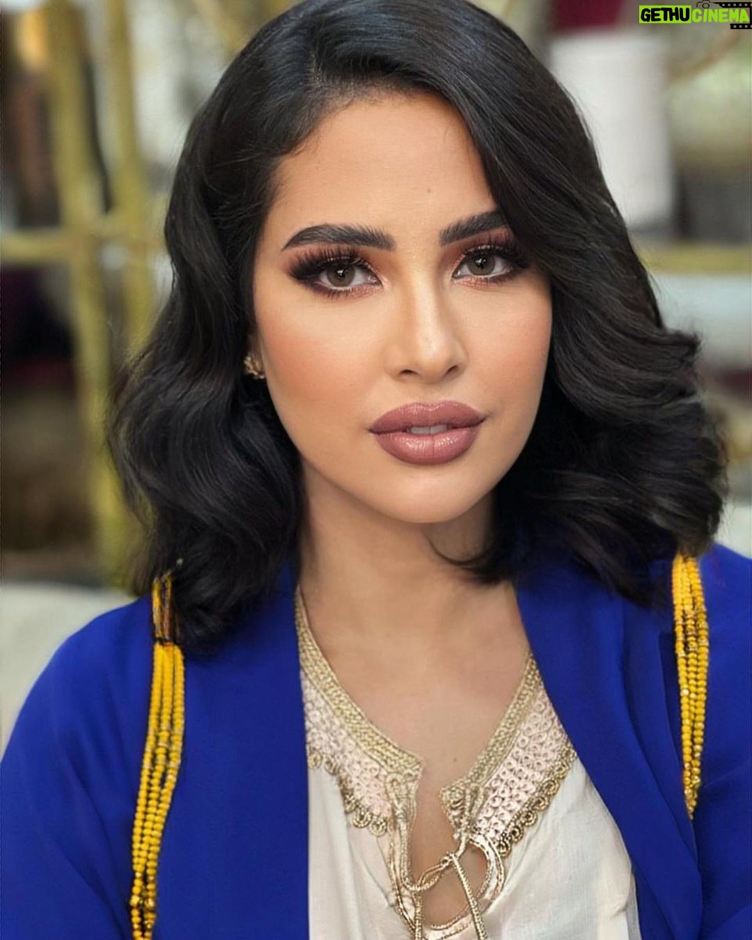 Ibtissam Laaroussi Instagram - La plus belle courbe d’une femme c’est son sourire ❤️😍 Makeup by @hasnaafriki