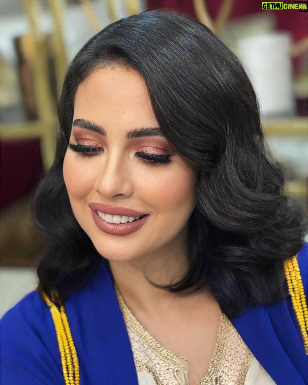 Ibtissam Laaroussi Instagram - La plus belle courbe d’une femme c’est son sourire ❤️😍 Makeup by @hasnaafriki