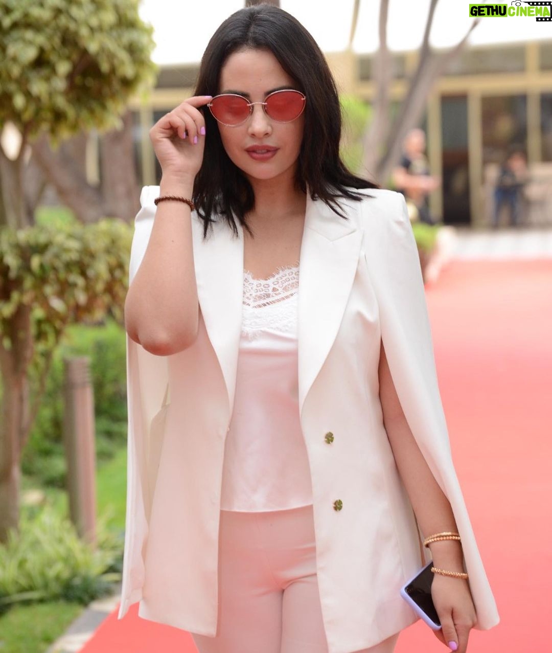 Ibtissam Laaroussi Instagram - شكرا مجلة سلطانة @soltanaofficial_ جد سعيدة بهذا التتويج الذي اهديه لفريق عمل زنقة السعادة.❤️❤️🙏🙏 @disconnected_prod @safaebaraka @hanane.rida