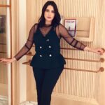 Ibtissam Laaroussi Instagram - Back to black 🖤⚫️📓♣️ من احسن الالوان عندي الاسود وانتوما لونكم المفضل ؟؟؟؟