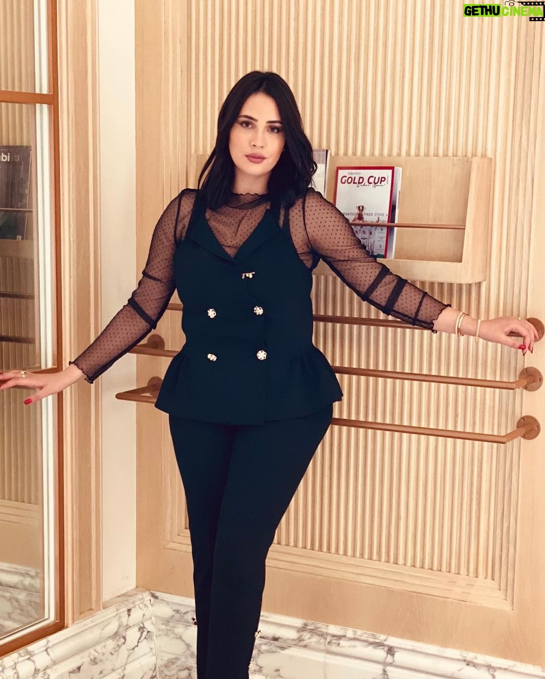 Ibtissam Laaroussi Instagram - Back to black 🖤⚫️📓♣️ من احسن الالوان عندي الاسود وانتوما لونكم المفضل ؟؟؟؟