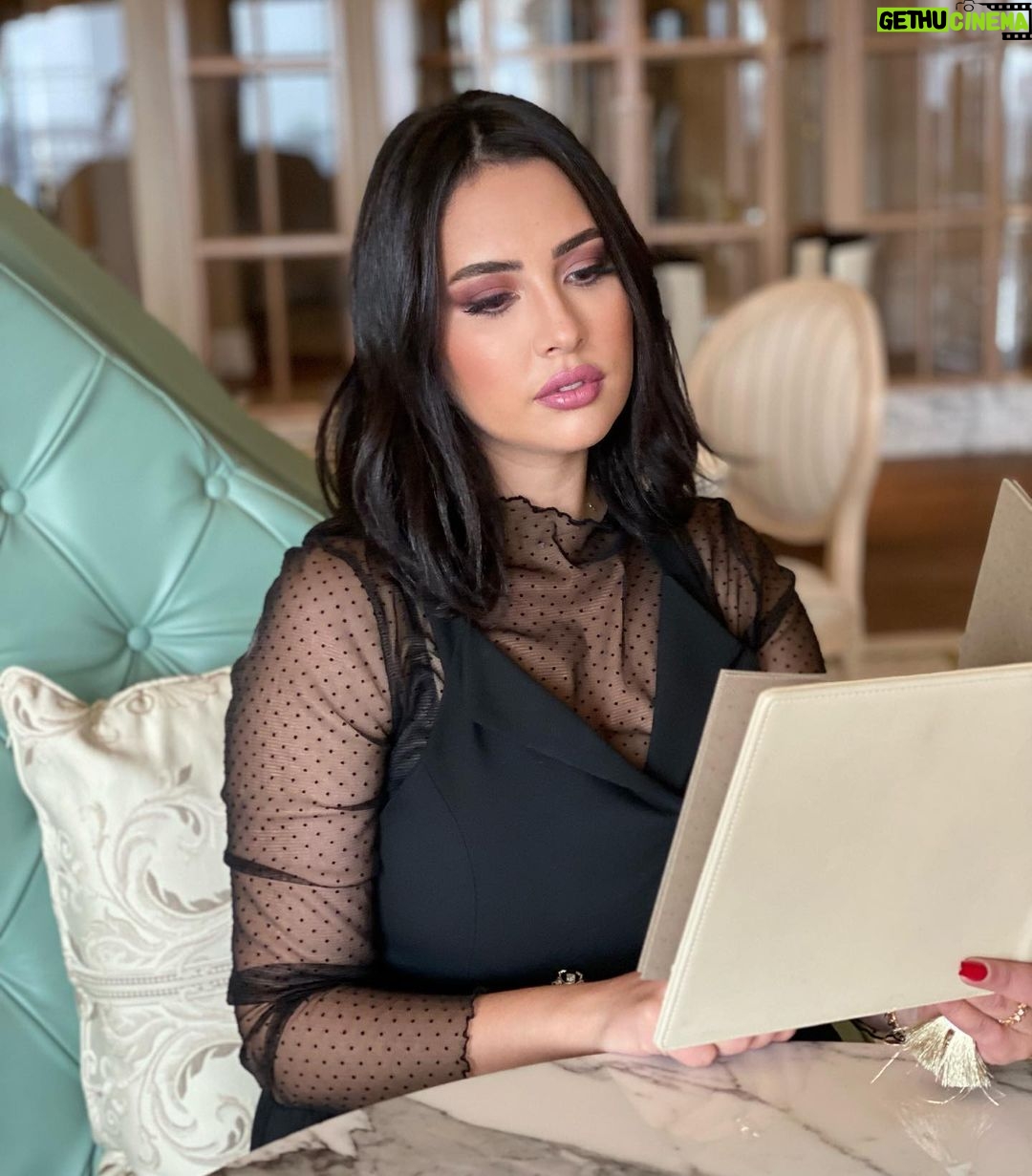 Ibtissam Laaroussi Instagram - بغيت نبدل لون شعري. عطيوني اقتراح Love yourself first ❤️ look by @fashionaddicted.se