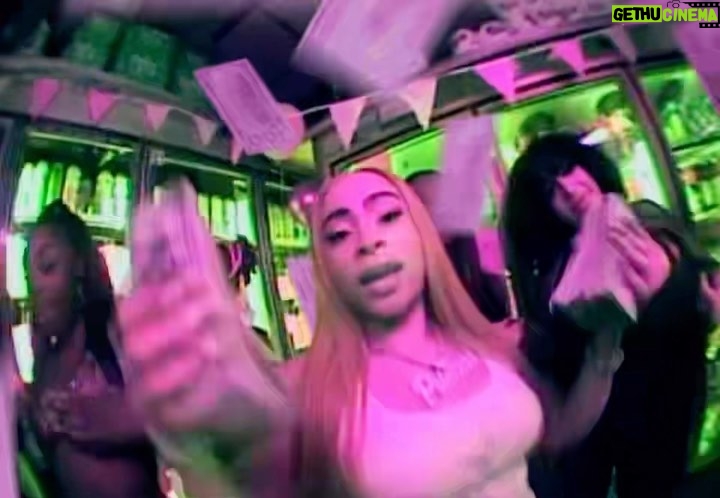 Ice Spice Instagram - HUNNID BANDZ IN CHANELY💰‼️BUT IM STILL SHAKING A$$ IN A DELI💋💋💋💋